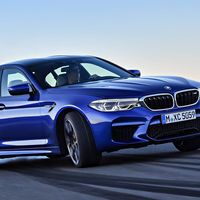 Video: ¡Igual que un jet de combate! Mira al M5 recargar combustible a medio drift