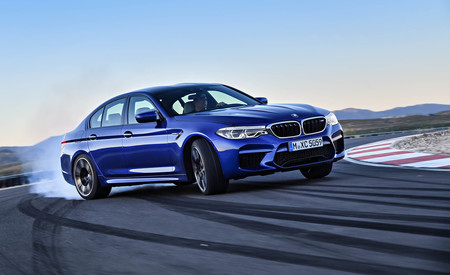Video: ¡Igual que un jet de combate! Mira al M5 recargar combustible a medio drift