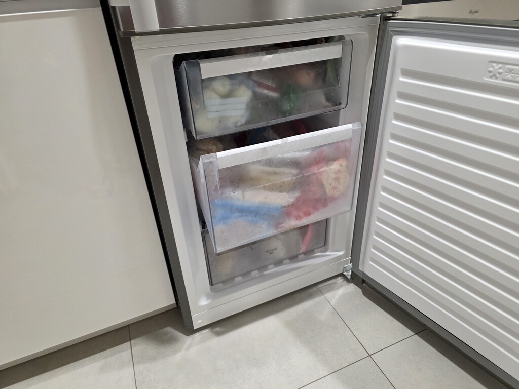 Se rompió el aire acondicionado y la mejor idea que tuvo fue usar el congelador