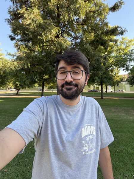 Jugando a ser dios haciéndome un selfie en vertical sujetando el móvil en horizontal, como los animales | Imagen: Xataka