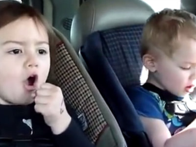 7 vídeos de bebés viajando en coche que te harán reír a carcajadas 