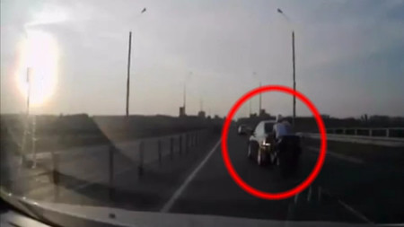 Hay gente con mucha suerte (CIV): motorista ejecuta una acrobacia irrepetible al chocar