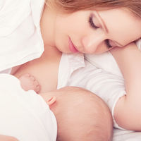 Sed insaciable durante la lactancia: a qué se debe y qué puedes hacer para aliviarla