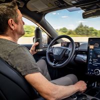 ¡Sin manos! El SUV eléctrico Ford Mustang Mach-e promete conducirse con 'la mirada' gracias al Active Drive Assist