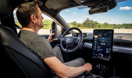 ¡Sin manos! El SUV eléctrico Ford Mustang Mach-e promete conducirse con 'la mirada' gracias al Active Drive Assist