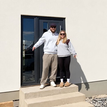 Esta pareja ha construido una casa de 140 metros con bloques de poliestireno que se ensambla como Lego: "Parecía demasiado fácil" 