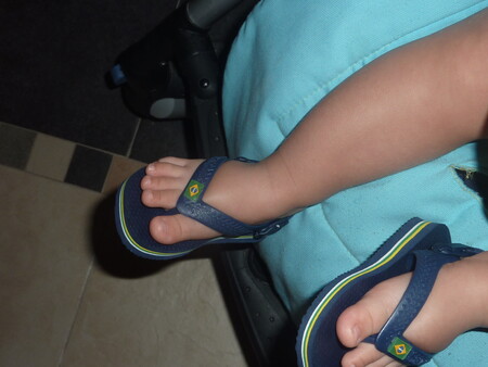 Las chanclas de dedo no son un calzado adecuado para bebés y niños pequeños