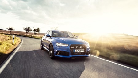El Audi RS6 Performance Nogaro rinde tributo al RS2 con su color azul y 705 hp