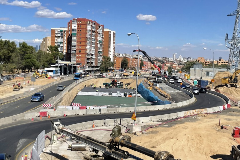 Las obras de la A-5 se han convertido en un suplicio eterno. Lo último: curvas peligrosas rodeadas de hormigón