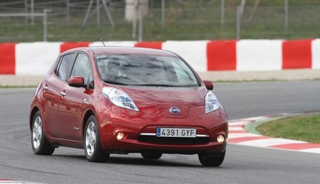 Nissan LEAF de color rojo metalizado