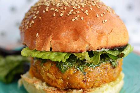 Hamburguesa de camote, tofu y curry. Receta vegetariana