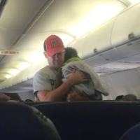 Un hombre se ocupa del bebé de una mujer en pleno vuelo, demostrando que hay pequeños gestos que pueden ser una gran ayuda