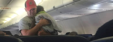 Un hombre se ocupa del bebé de una mujer en pleno vuelo, demostrando que hay pequeños gestos que pueden ser una gran ayuda