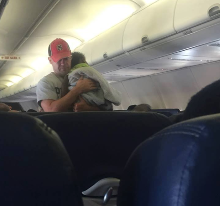 Un hombre se ocupa del bebé de una mujer en pleno vuelo, demostrando que hay pequeños gestos que pueden ser una gran ayuda