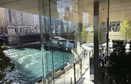 La Apple Store de Chicago bajará sus luces para evitar un problema inesperado: impactos de pájaros en sus cristales