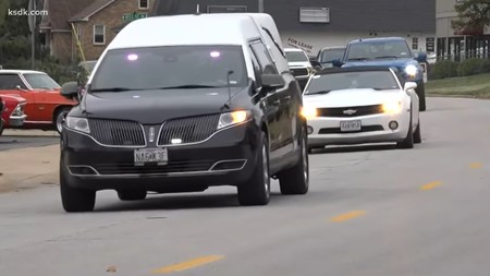 La última voluntad de un chaval de 14 años: miles de coches acompañándole en su funeral