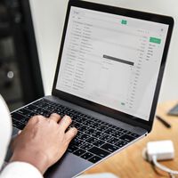 Dos palabras para añadir al final de un correo electrónico para obtener una respuesta: un estudio ya demostró su eficacia 