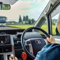 Manejar un auto con el volante del otro lado en México no es un problema de trámites. El problema está en los estacionamientos