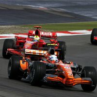 Há 18 anos, um piloto semiamador se apresentou para uma corrida de F1; todos riram dele, mas, após duas voltas, ele já estava na liderança 