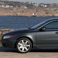 ¿Cómo llegó un Volvo S80 a una mini isla dentro de un estanque? Lleva 8 años ahí tras una adivinanza frustrada