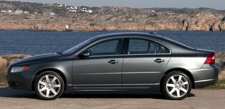 ¿Cómo llegó un Volvo S80 a una mini isla dentro de un estanque? Lleva 8 años ahí tras una adivinanza frustrada