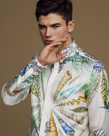Versace trae de regreso para primavera los estampados icónicos de los noventa