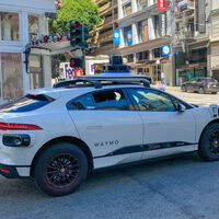Qué hacer cuando un robotaxi ya no da más de sí: el ambicioso plan de Waymo para convertir sus baterías en gigantescos 'powerbanks' solares  