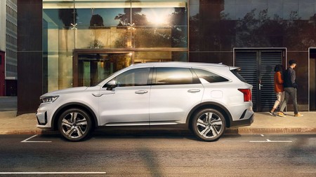 El nuevo Kia Sorento ya tiene precios para España: un SUV híbrido de siete plazas y gran maletero, desde 48.950 euros