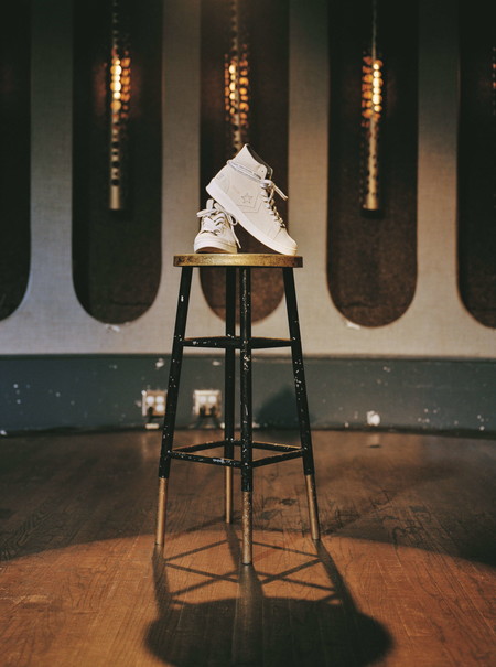 Converse y Midnight Studios han diseñado la zapatilla perfecta para llevar en nuestros looks de verano