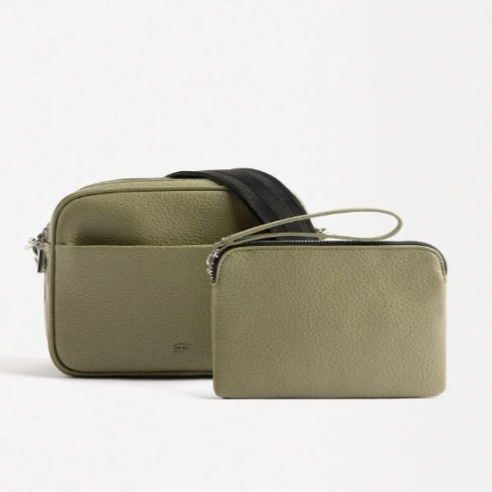 Bolso bandolera con bolsillos exteriores
