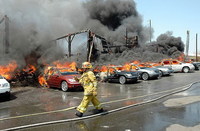 53 coches nuevos quemados en un incendio en Los Ángeles