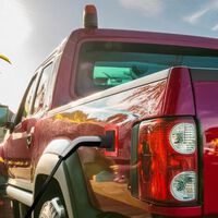 Este enchufe impreso en 3D es el accesorio perfecto para echarle morro y aparcar tu pick-up gigante de gasolina en los cargadores de Tesla