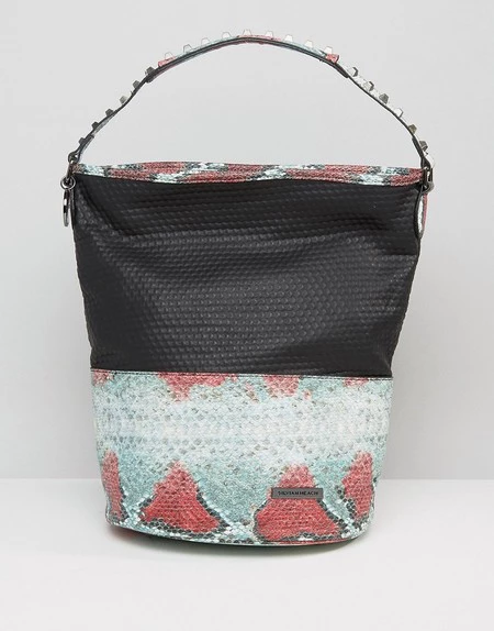 En Asos tenemos este bolso bombonera de Silvian Heach por 53,99€ con envío gratuito