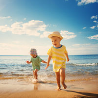 Ya está aquí el verano: qué llevar a la playa cuando vas con bebés y niños pequeños