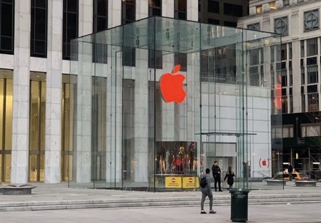 Las Apple Store en todo el mundo cambiaron sus logotipos de blanco a rojo por el Día Mundial del SIDA