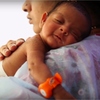 Un brazalete controla la temperatura de los bebés prematuros y puede salvar sus vidas