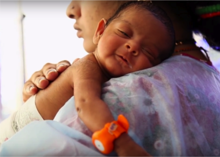 Un brazalete controla la temperatura de los bebés prematuros y puede salvar sus vidas