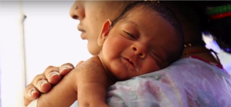 Un brazalete controla la temperatura de los bebés prematuros y puede salvar sus vidas