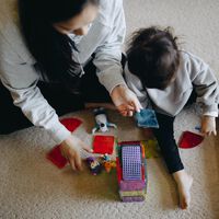 Nueve juguetes que debemos evitar usar con bebés y niños pequeños