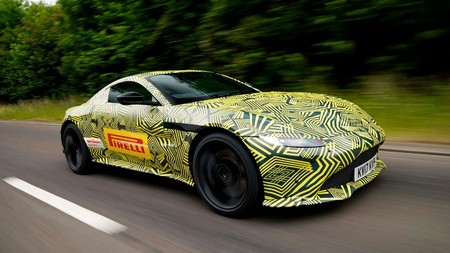 Aston Martin nos muestra las primeras imágenes del nuevo Vantage, aunque bajo mucho camuflaje