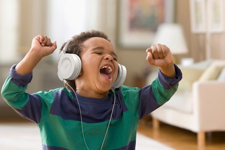 ¿En qué se diferencian unos auriculares de 400 euros de los que regalan en el tren?