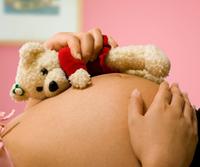 Recurre al crowdfunding para costearse un parto en casa