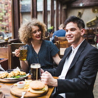 La rebeldía inofensiva de robar cucharillas o toallas tiene un problema: las cuentas no salen