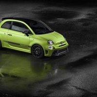 La familia Abarth 595 se renueva con barra libre de escapes Record Monza y otros cambios sutiles