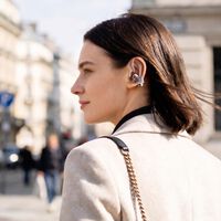 TCL CrystalClip chega ao Brasil: fone em formato de clipe tem até 36 horas de bateria e versão com cristais Swarovski 