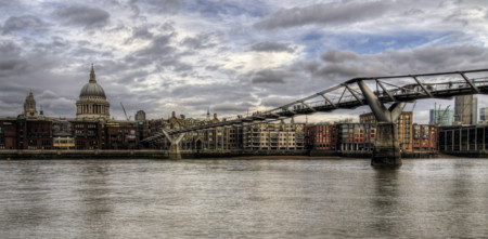 El Millenium Bridge o Puente del Milenio en Londres: ¿por qué fue conocido como "puente del tembleque"?