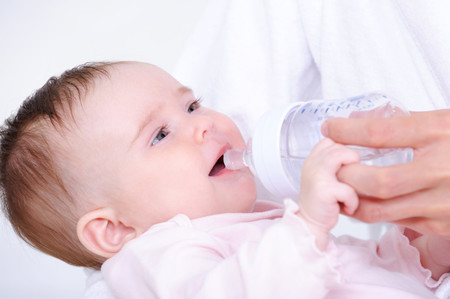 ¿Cuándo empezar a ofrecer agua a los bebés y cuánta?