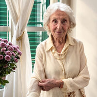 Carla Villa, 101 años: "Me levanto entre las 7:30 y las 8:00 de la mañana y desayuno café con galletas. Me salto el almuerzo y ceno pollo con verduras o pescado"