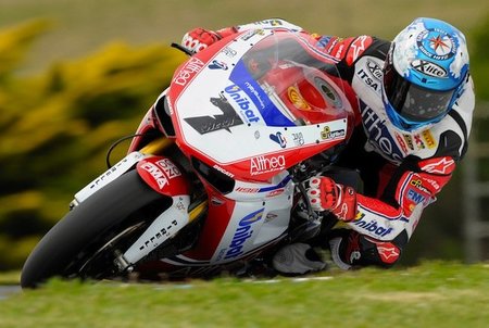 Ducati interesada en Carlos Checa para desarrollar la GP12 de Moto GP