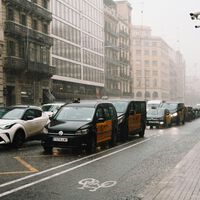 Los catalanes gastan una media de 5.000 euros al año en ir y volver a la oficina. También les hace perder días de vida, según UGT